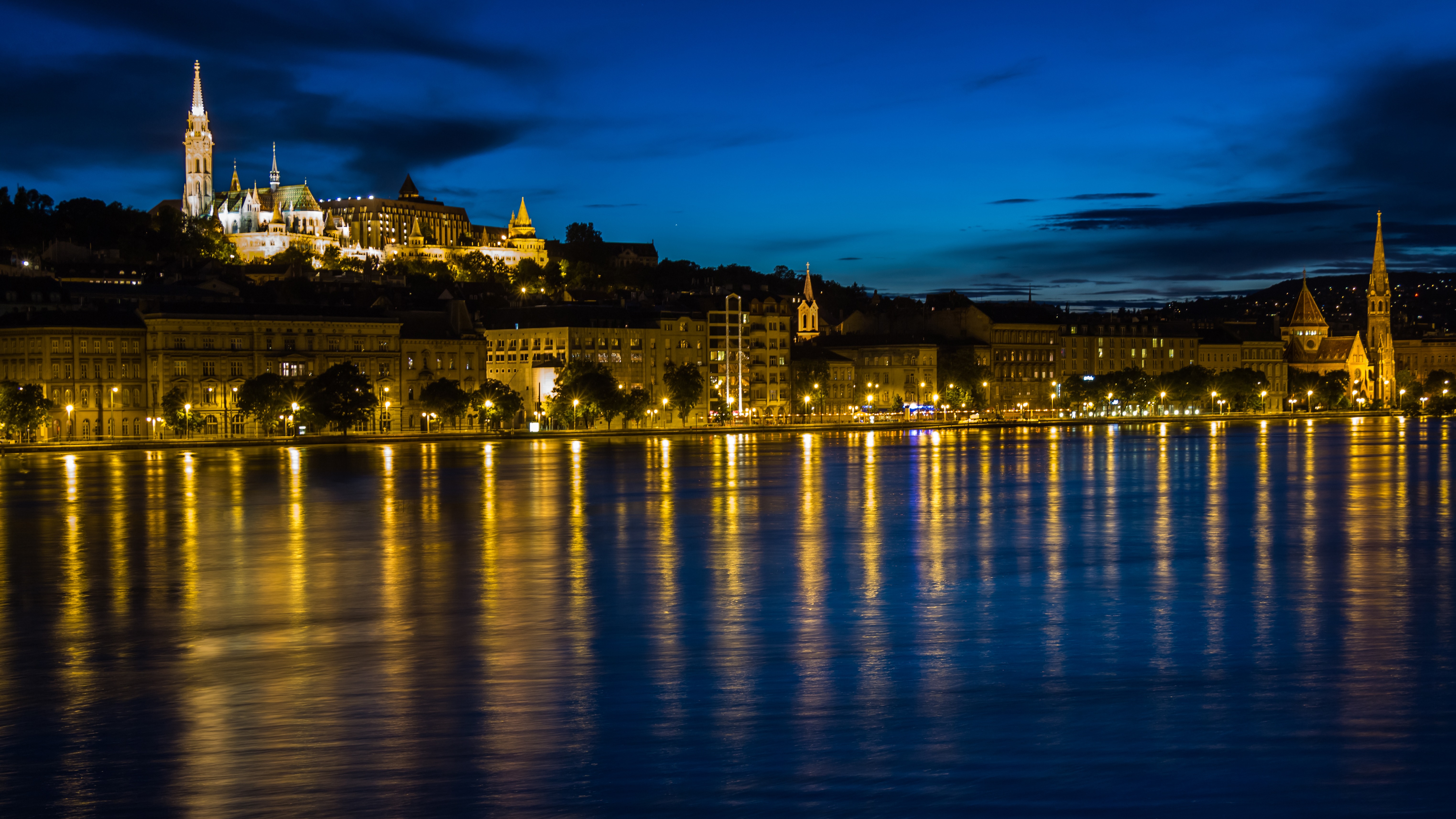 BUDAPEST NIGHT WALKING AND RIVER CRUISE